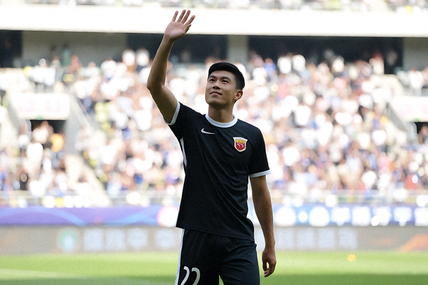 球员在比赛结束后向看台球迷致意的画面