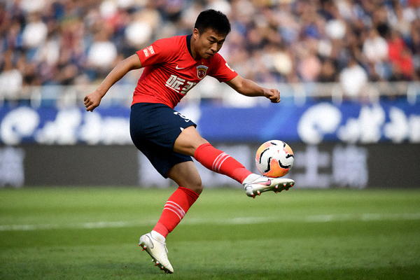 足球比赛中球员在禁区前沿起脚射门瞬间