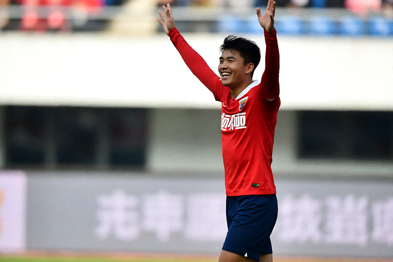 足球比赛中球员进球后在场边庆祝的瞬间